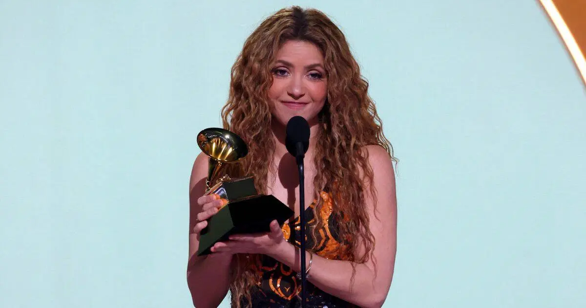 Shakira dedica Grammy a inmigrantes en Estados Unidos y a las mujeres