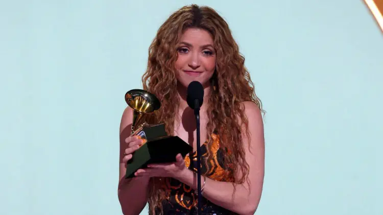 Shakira emitió un emotivo discurso al recoger su premio de manos de Jennifer Lopez. (Foto: Especial)