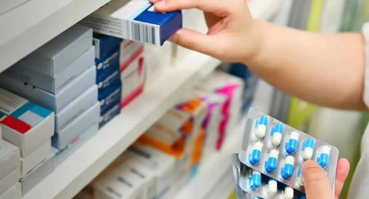 Gobierno promete regularizar abasto de medicamentos en marzo