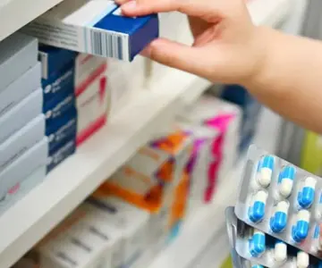Gobierno promete regularizar abasto de medicamentos en marzo