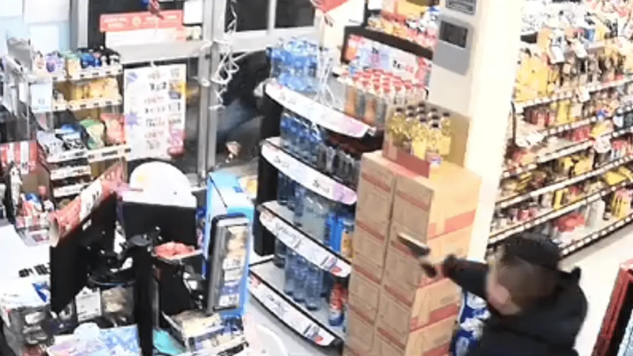 Dejan en libertad a policía que abatió a asaltante en tienda de conveniencia