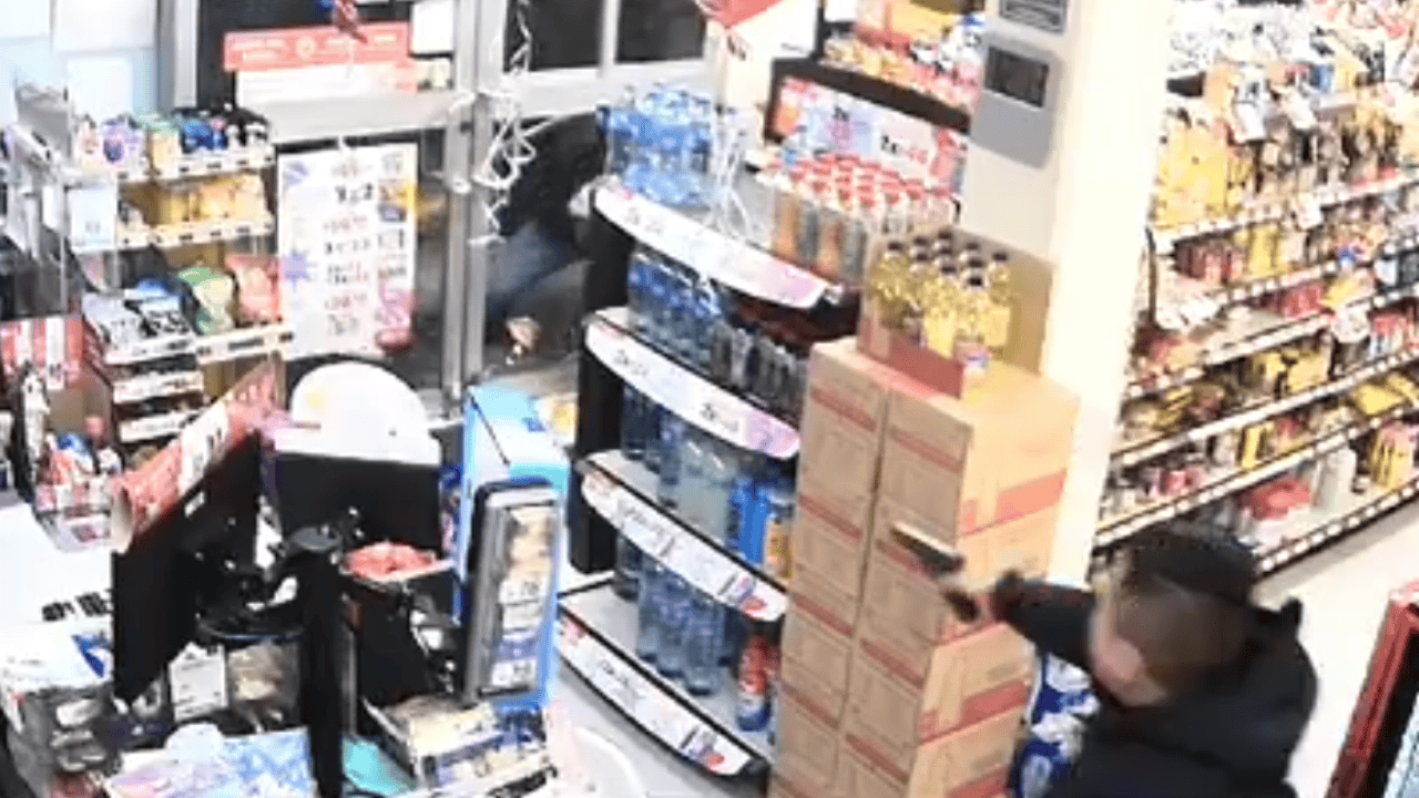 Dejan en libertad a policía que abatió a asaltante en tienda de conveniencia