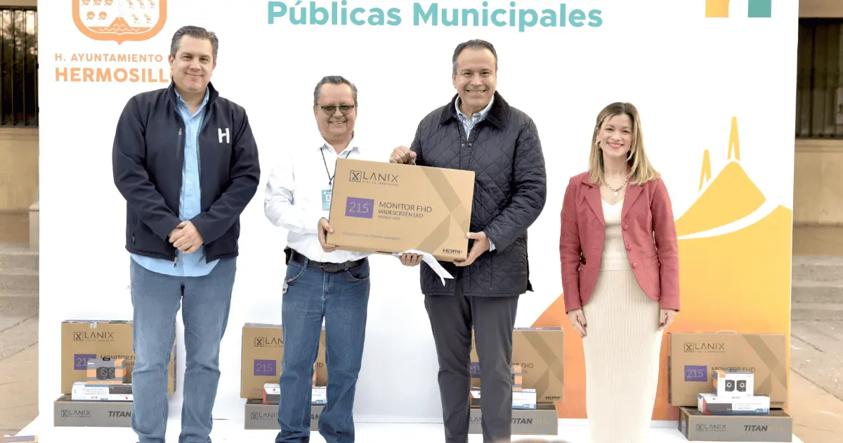 Entrega Antonio Astiazarán computadoras a bibliotecas públicas