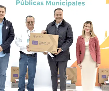 Entrega Antonio Astiazarán computadoras a bibliotecas públicas