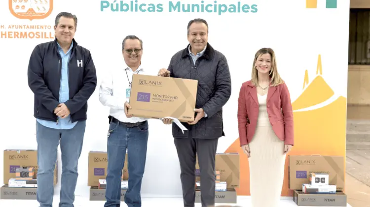 Astiazarán en el evento de entrega de computadoras junto al personal del IMCA. Foto: Especial.