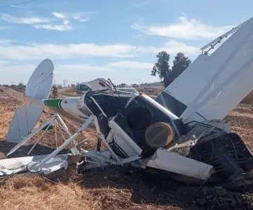 Avioneta de fumigación se estrella contra cables en la Miguel Alemán, BC