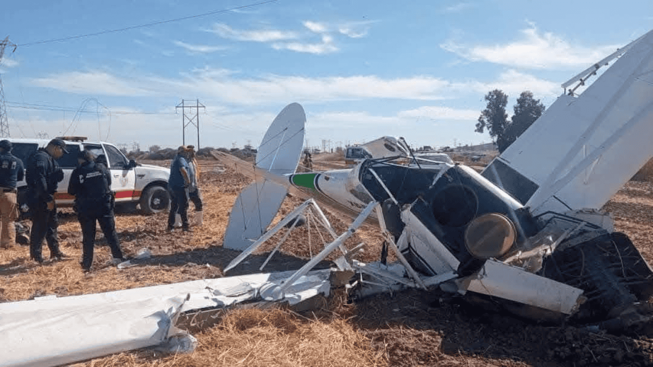 Avioneta de fumigación se estrella contra cables en la Miguel Alemán, BC