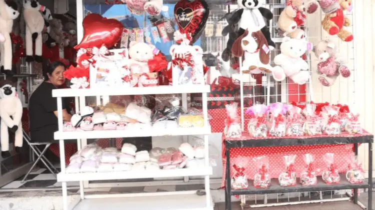 Establecimientos del centro exhiben mercancía alusiva a esta festividad. (JESÚS BALLESTEROS/EXPRESO)