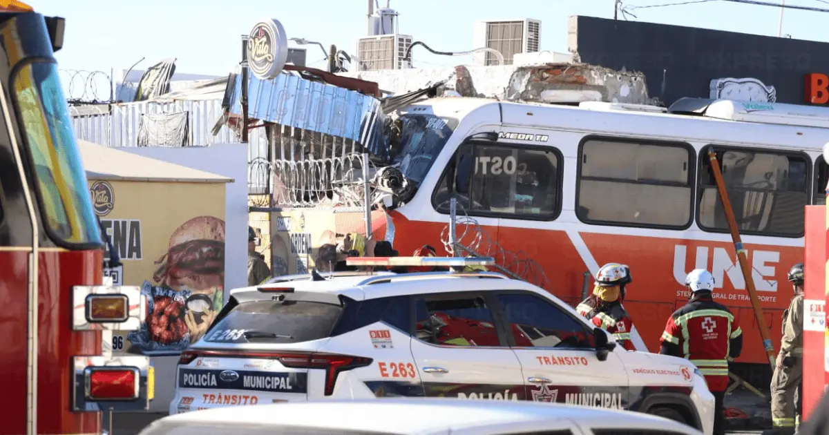 Reportan 4 lesionados por choque de camión con comercio en Hermosillo