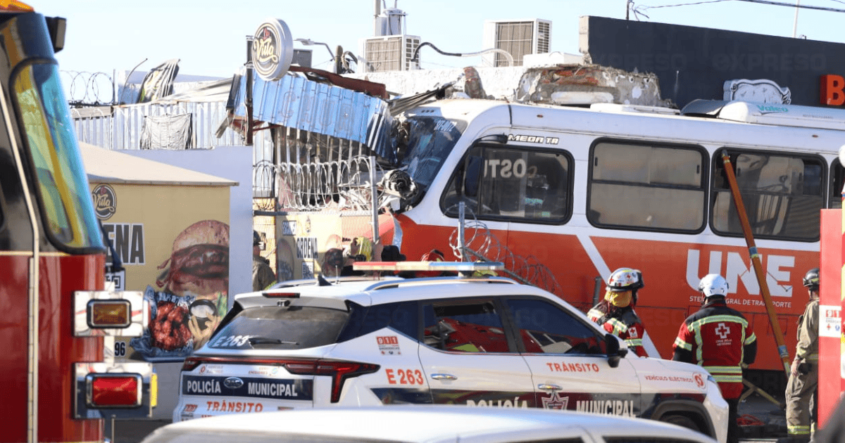 Reportan 4 lesionados por choque de camión con comercio en Hermosillo