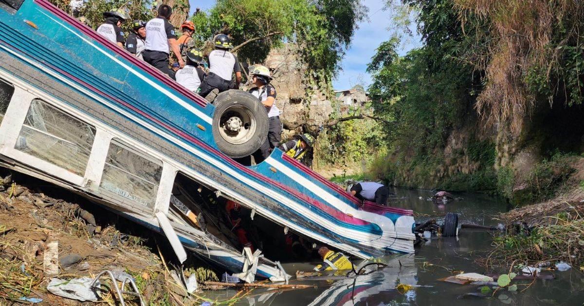 Tragedia en Guatemala; autobús cae de un puente y mueren más de 50 personas