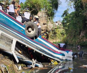 Tragedia en Guatemala; autobús cae de un puente y mueren más de 50 personas