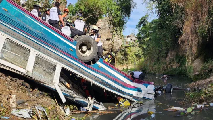 El vehículo quedó parcialmente hundido en un canal con aguas residuales. (Foto: @BVoluntariosGT)