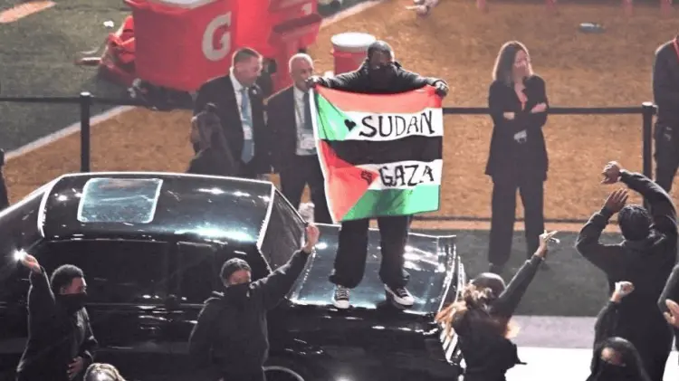 Uno de los bailarines mostró las banderas de Palestina y Sudán. (Especial/EXPRESO)