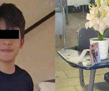 Compañeros de Mateo lo recuerdan con flores y mensajes en su banca