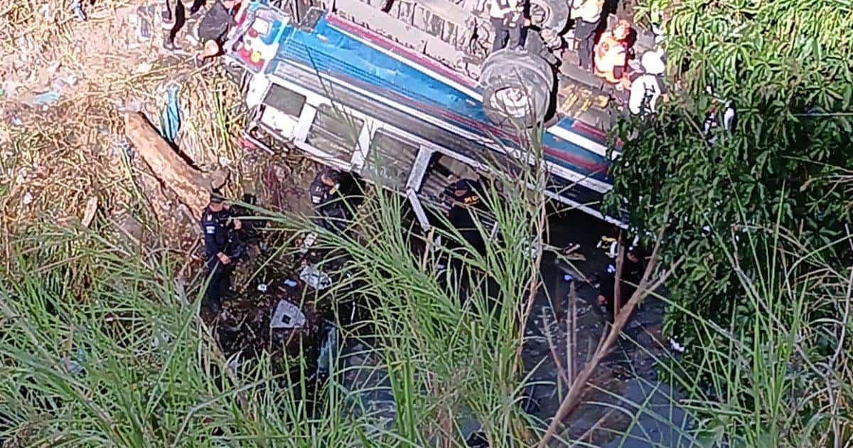 SRE confirma muerte de mexicano en accidente de autobús en Guatemala