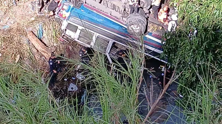 El autobús cayó decenas de metros sobre un canal con aguas residuales. (Foto: @PNCdeGuatemala)