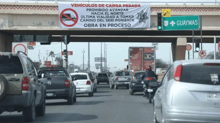 En diferentes sectores de la ciudad hay lonas de advertencia. (JESÚS BALLESTEROS/EXPRESO)
