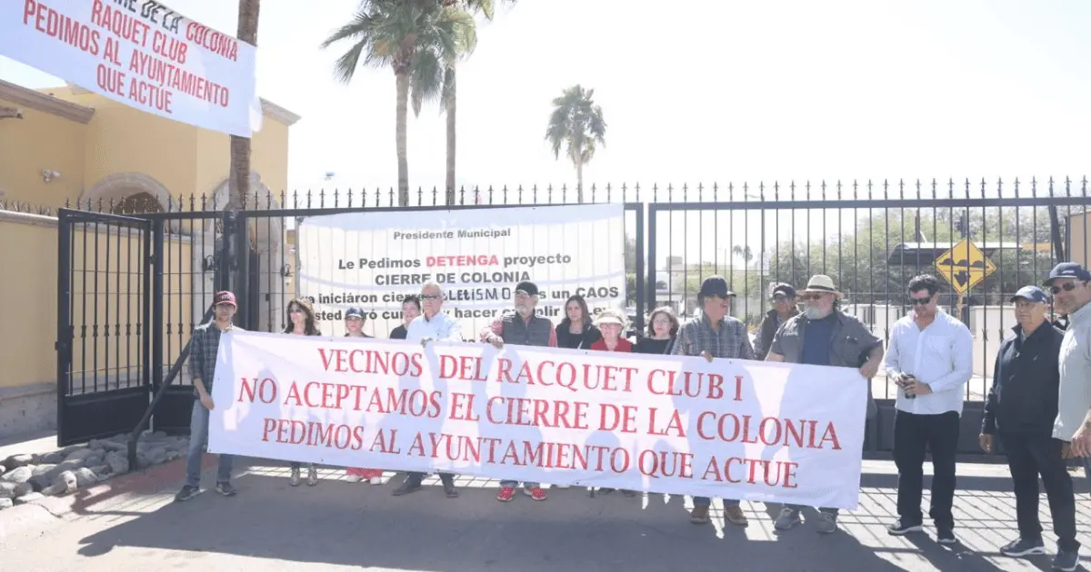 Vecinos de Raquet Club protestan por reja de acceso