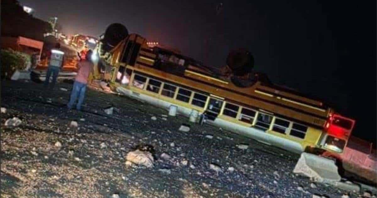 Vuelca camión con 40 jornaleros en tramo carretero de Guasave