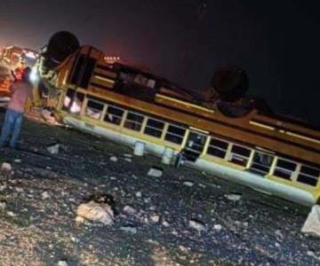 Vuelca camión con 40 jornaleros en tramo carretero de Guasave