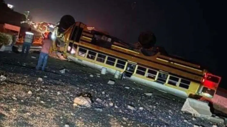 El camión volcó a la altura de la comunidad de Ruiz Cortines. (Foto: Redes)