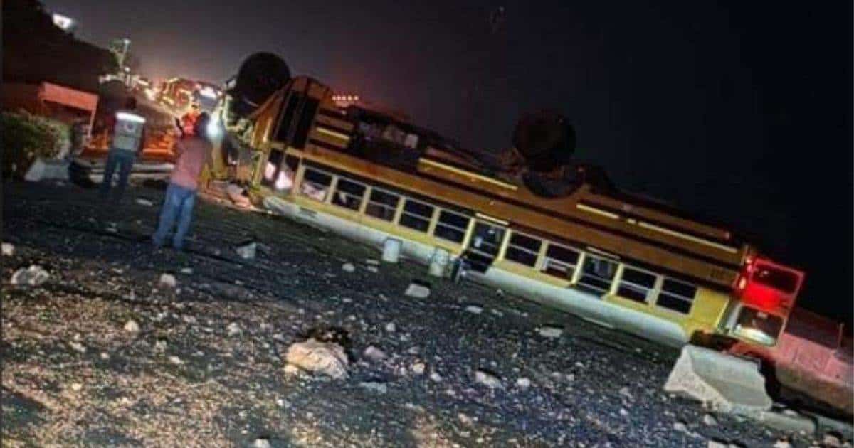Vuelca camión con 40 jornaleros en tramo carretero de Guasave