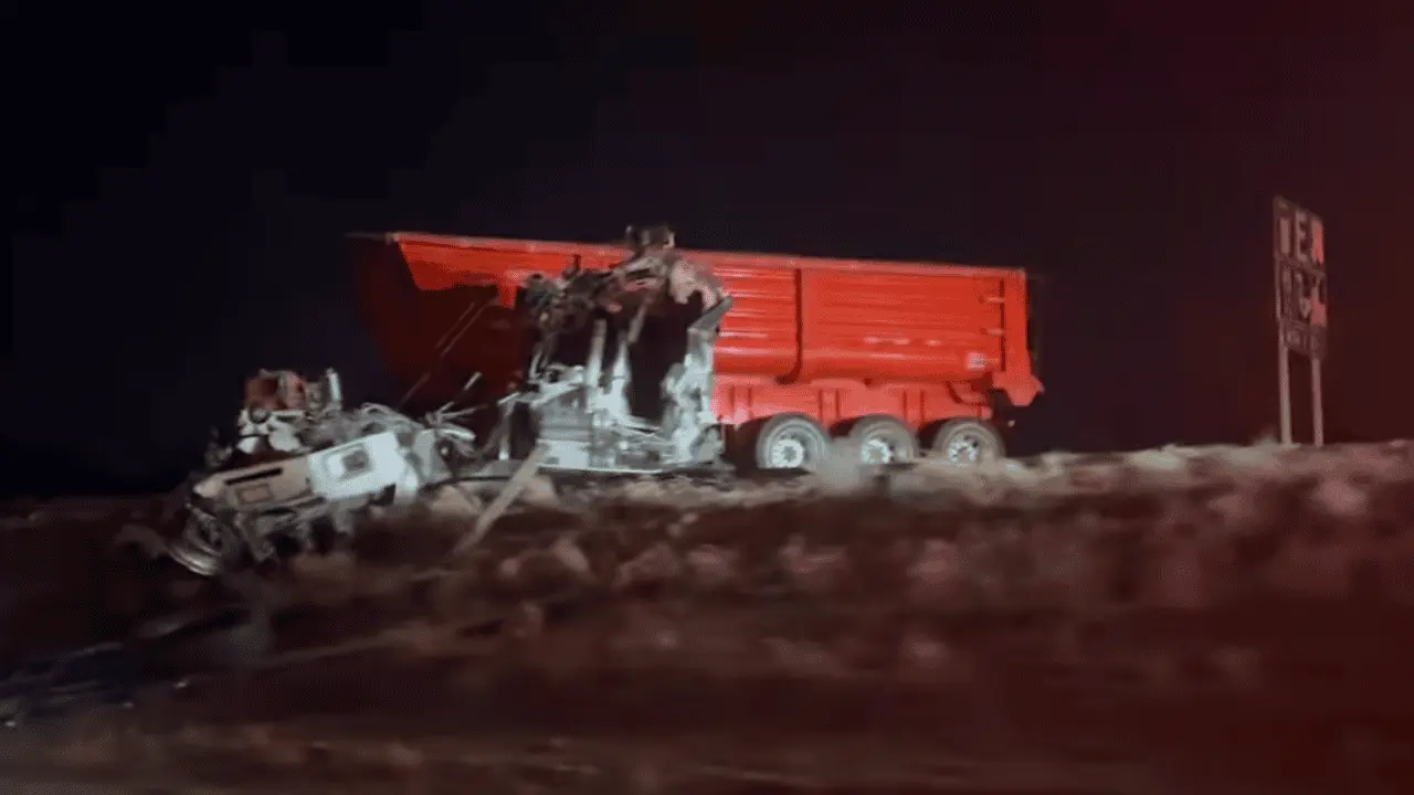 Vehículo se estrella contra trailer en carretera Hermosillo-Guaymas