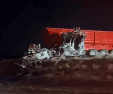 Vehículo se estrella contra trailer en carretera Hermosillo-Guaymas