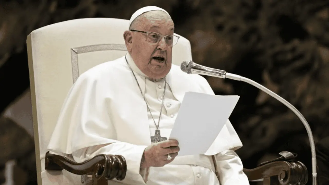 El papa Francisco es hospitalizado en Roma por complicaciones de bronquitis