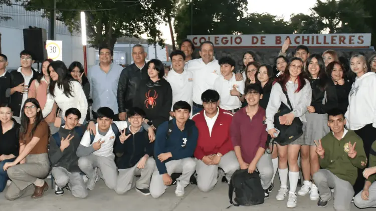 Antonio Astiazarán, alumnos y docentes del Cobach Villa de Seris. (Foto: Especial/Cortesía)