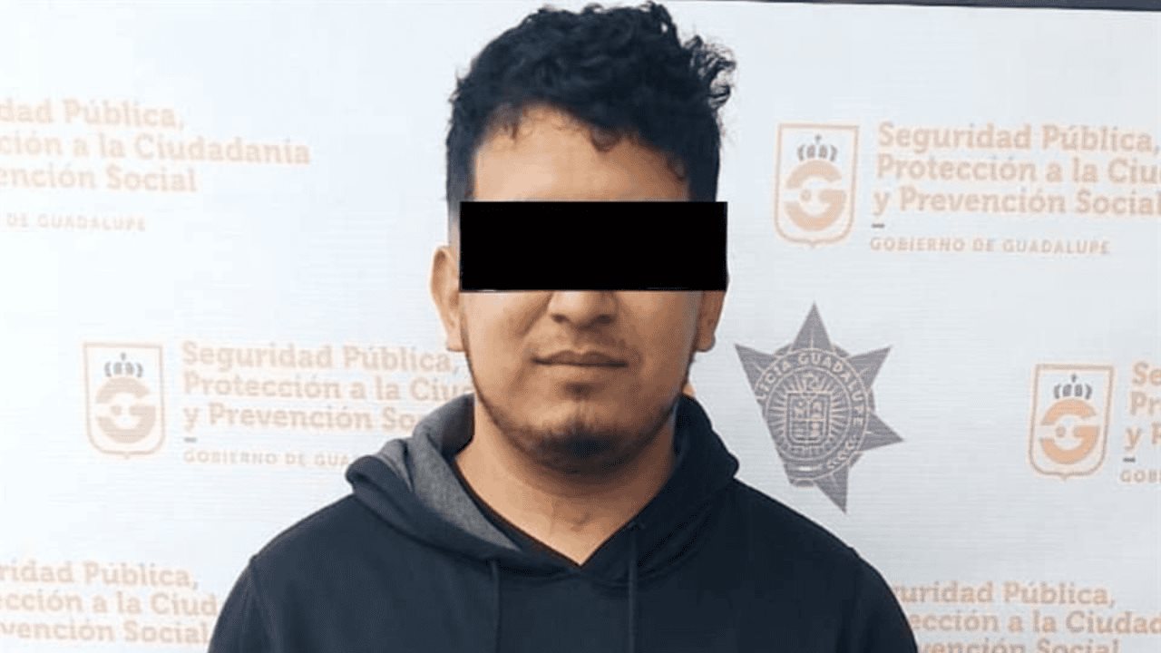 Hombre estrangula a su esposa embarazada; se enojó porque se despertó