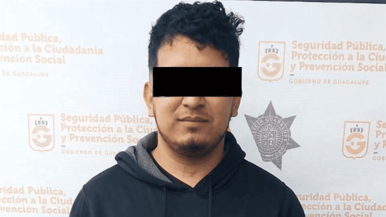 Hombre estrangula a su esposa embarazada; se enojó porque se despertó
