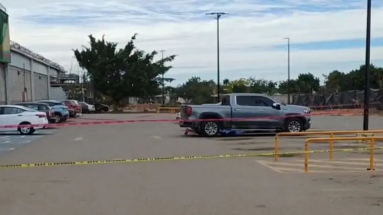 El hombre fue atacado por hombres armados al salir de un supermercado. (Foto: Redes)