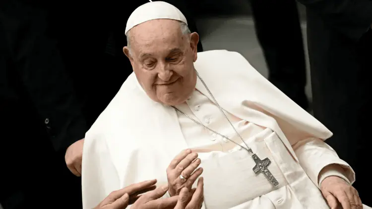 Permanece ingresado en el hospital Gemelli de Roma desde el pasado viernes debido a bronquitis.