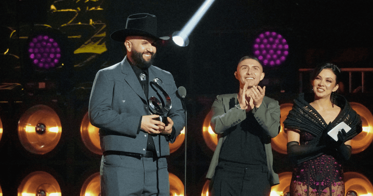 Carin León triunfa en Premio Lo Nuestro 2025 con cinco galardones