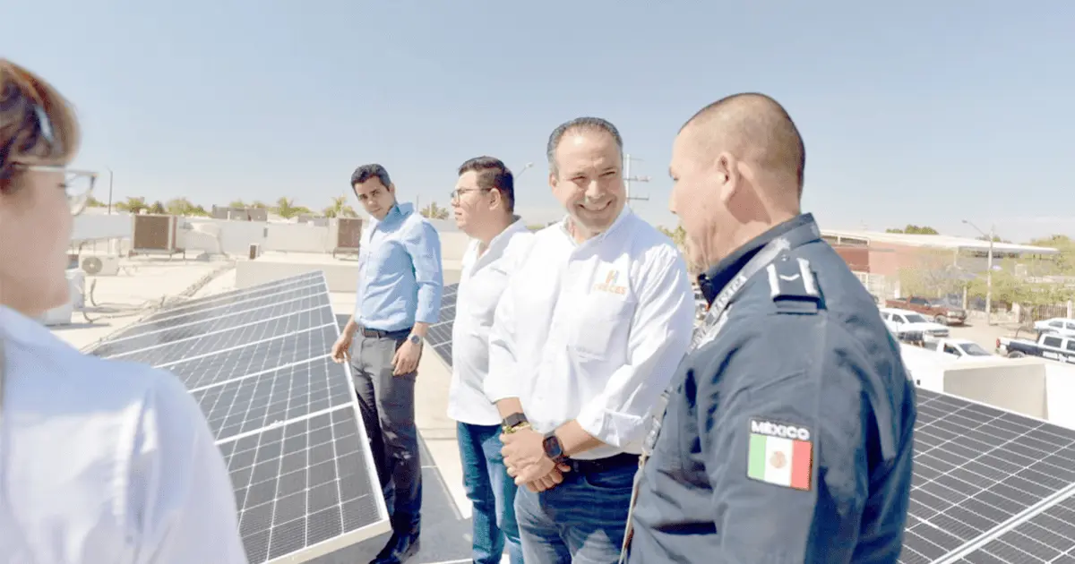 Ponen paneles solares en dos comandancias
