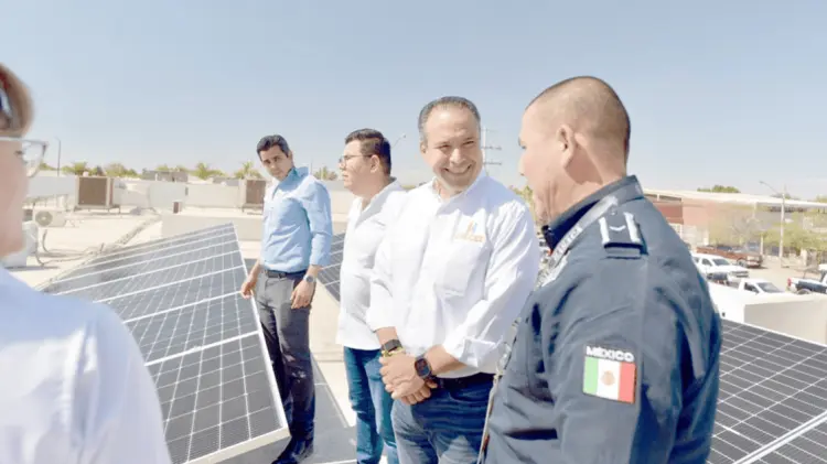 Alcalde estuvo presente en la instalación de los paneles solares. Foto: Especial.