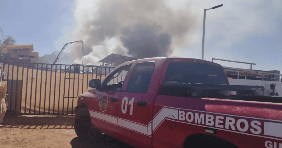 Bomberos sofocan incendio en cartonera de Guaymas tras 16 horas