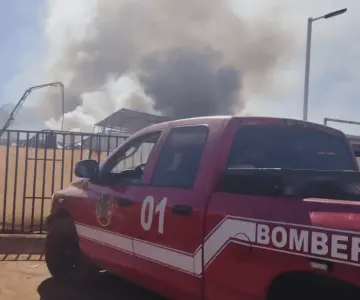 Bomberos sofocan incendio en cartonera de Guaymas tras 16 horas