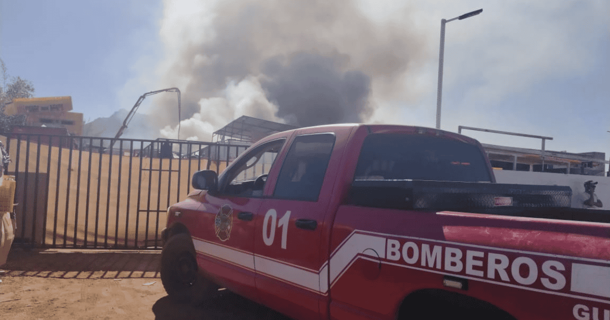 Bomberos sofocan incendio en cartonera de Guaymas tras 16 horas