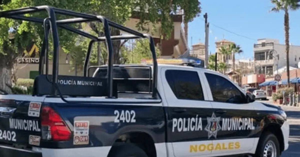 Menor al volante choca taxi contra autos estacionados en Nogales
