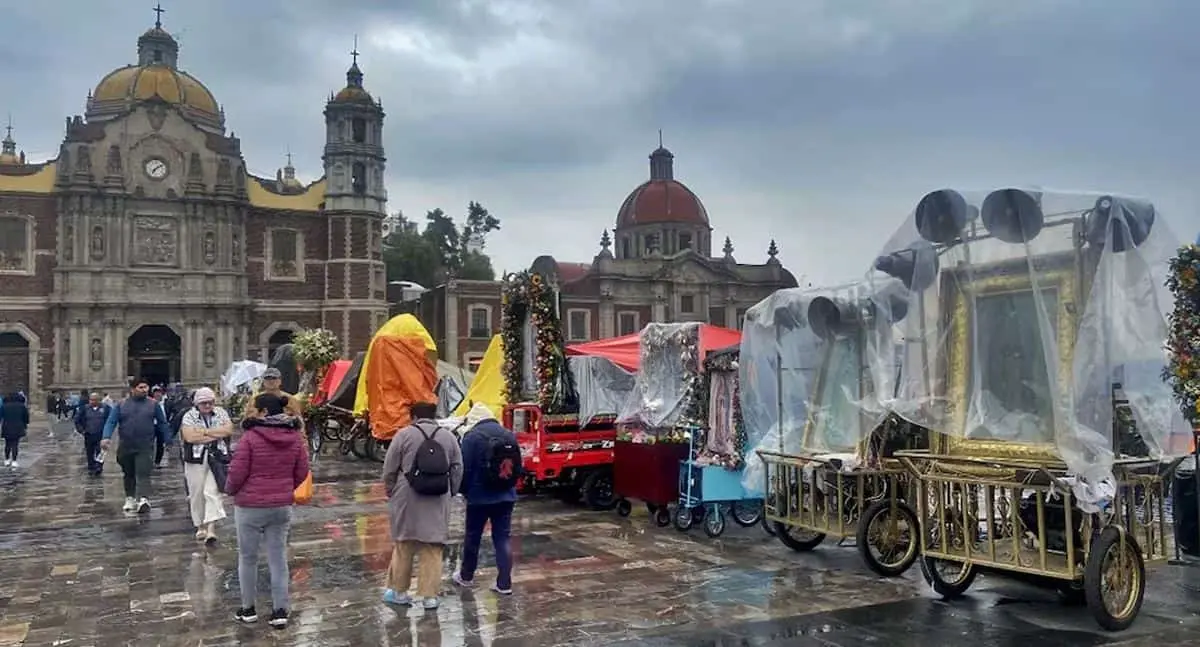 Arzobispo ora en Basílica de Guadalupe por el Papa Francisco