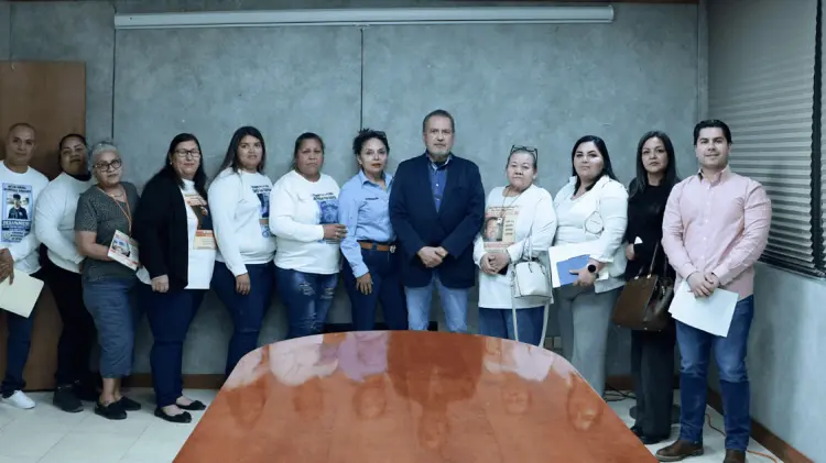 El senador Manlio Fabio Beltrones se reunió con representantes de los colectivos. (Foto: Cortesía)