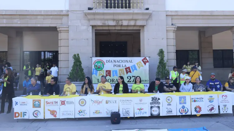 Al terminar la marcha se reunieron en la Plaza Zaragoza. (RAMÓN MUNGUÍA/EXPRESO)