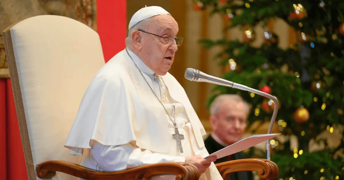 Papa Francisco continúa crítico, pero sigue trabajando y bromeando: Vaticano