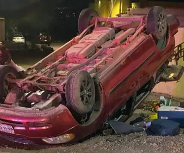 Volcadura en Guaymas deja dos personas lesionadas