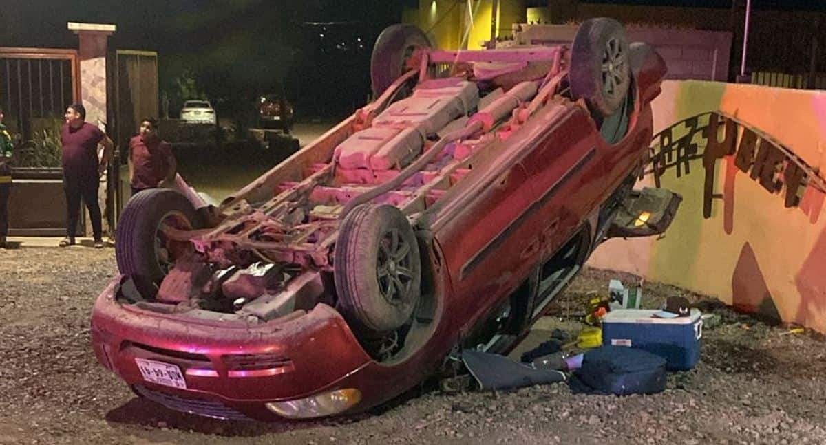 Volcadura en Guaymas deja dos personas lesionadas