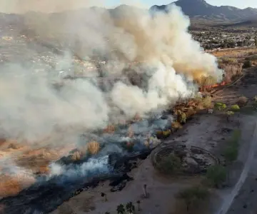 Combaten fuerte incendio de maleza en Magdalena de Kino