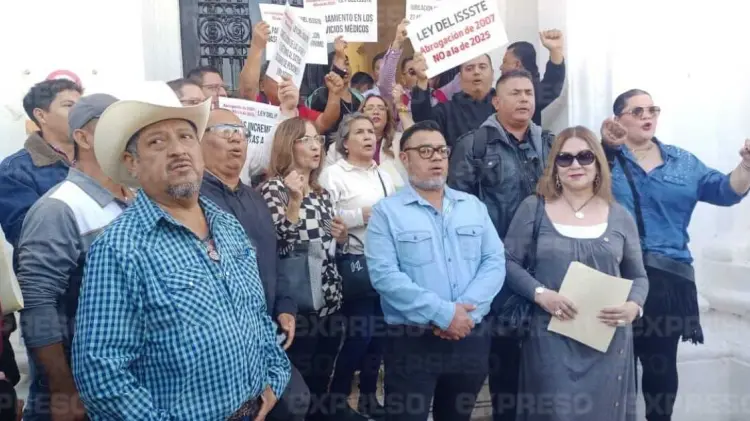 Docentes en Hermosillo se manifestaron afuera del Palacio de Gobierno. (María José Noyola/EXPRESO)
